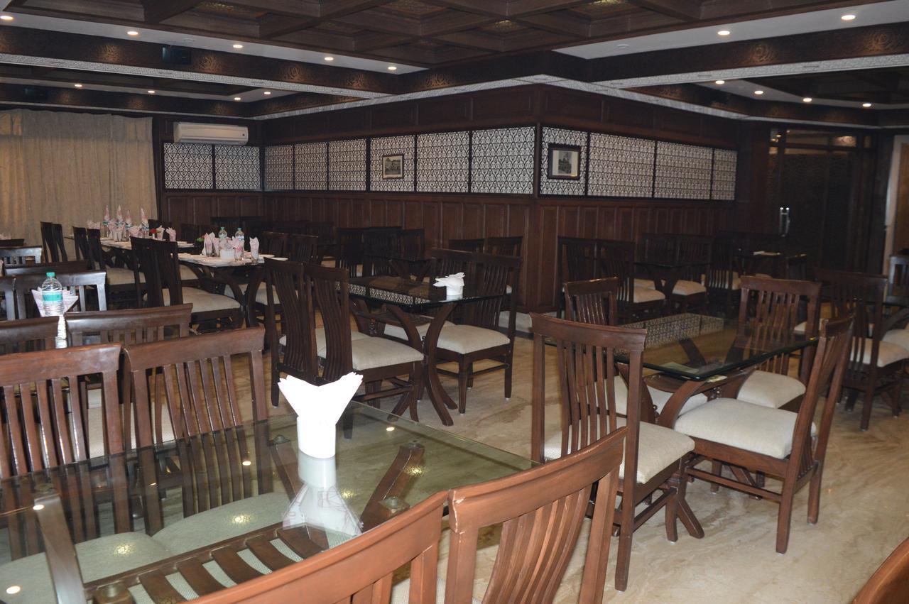 Standard Hotel And Resturant Srīnagar Exteriör bild